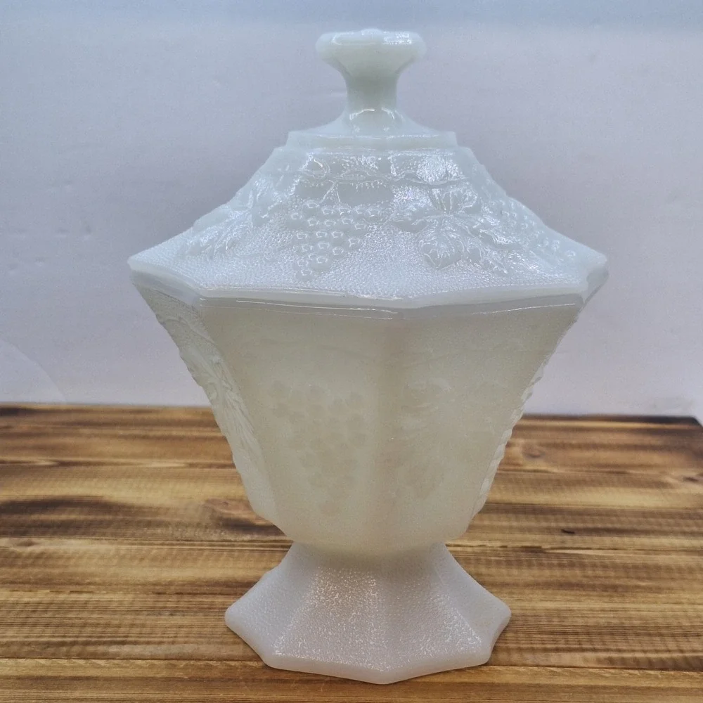 Vintage Anchor Hocking Milk Glass Candy Dish with Lid. Grape Pattern.‎